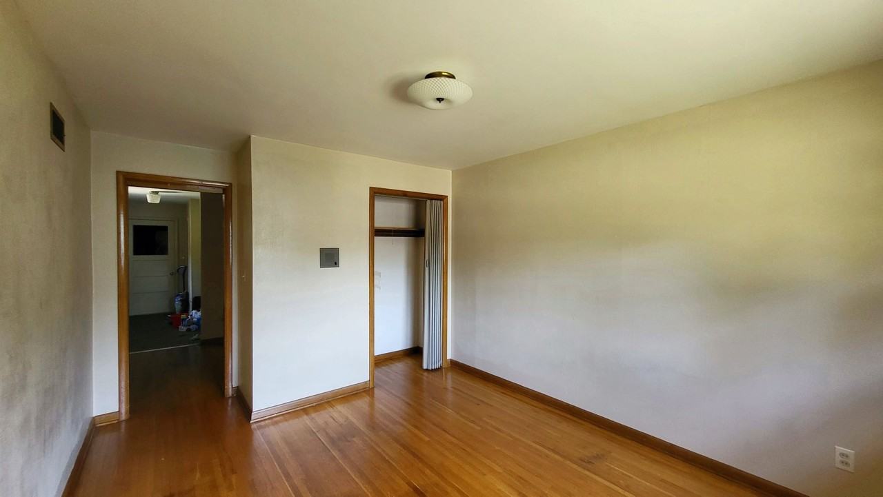 1114 W 34th St S - Photo 2 of 6