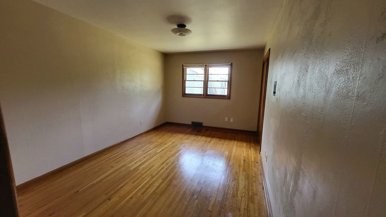 1114 W 34th St S - Photo 3 of 6