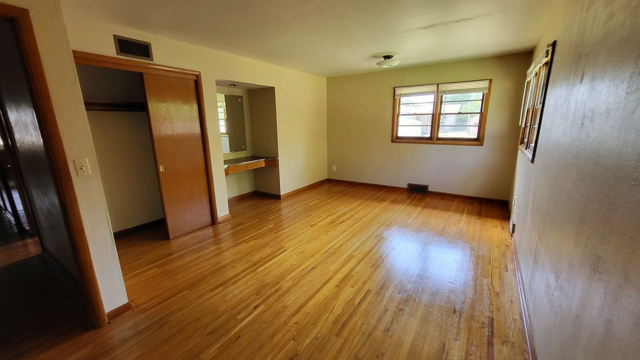 1114 W 34th St S - Photo 4 of 6