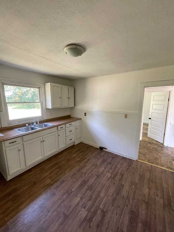 709 E 3rd St - Photo 3 of 7