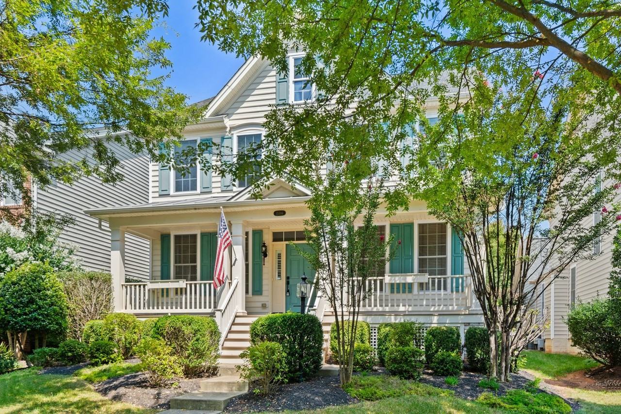 15594 Admiral Baker Cir - Photo 3 of 50