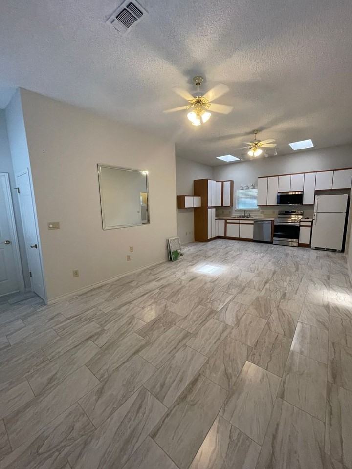 1375 Canyon Trce #B - Photo 3 of 33