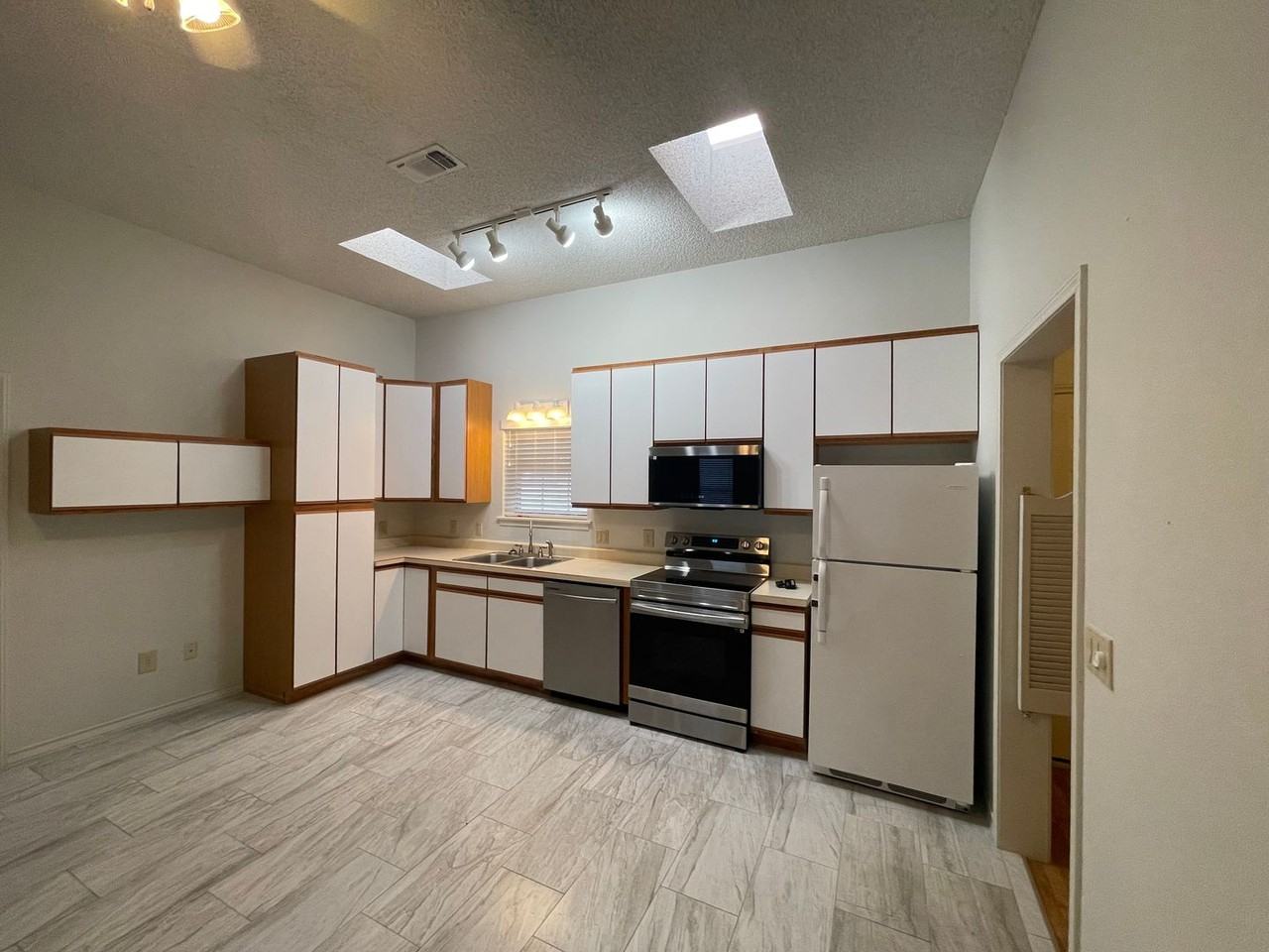 1375 Canyon Trce #B - Photo 6 of 33