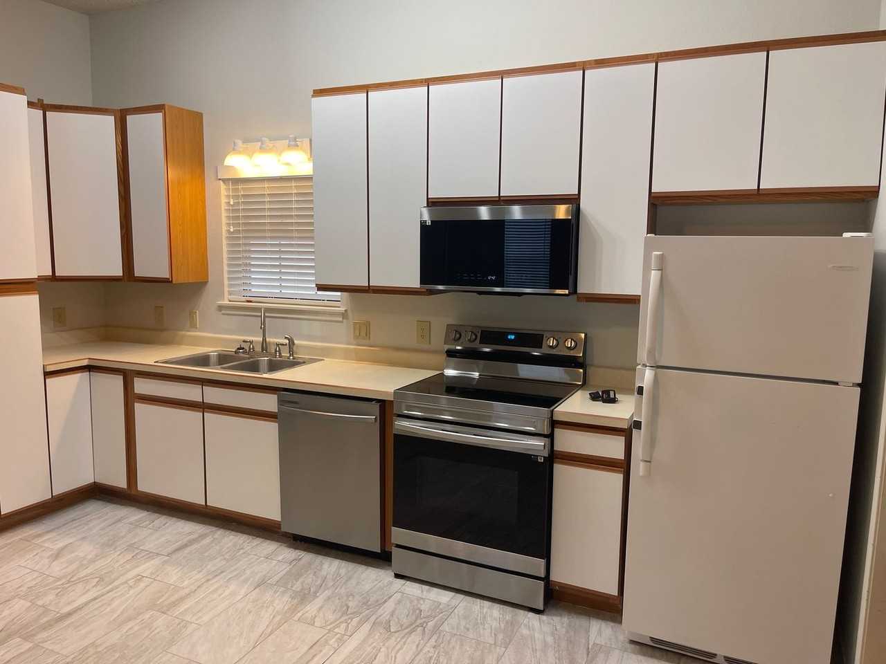 1375 Canyon Trce #B - Photo 4 of 33