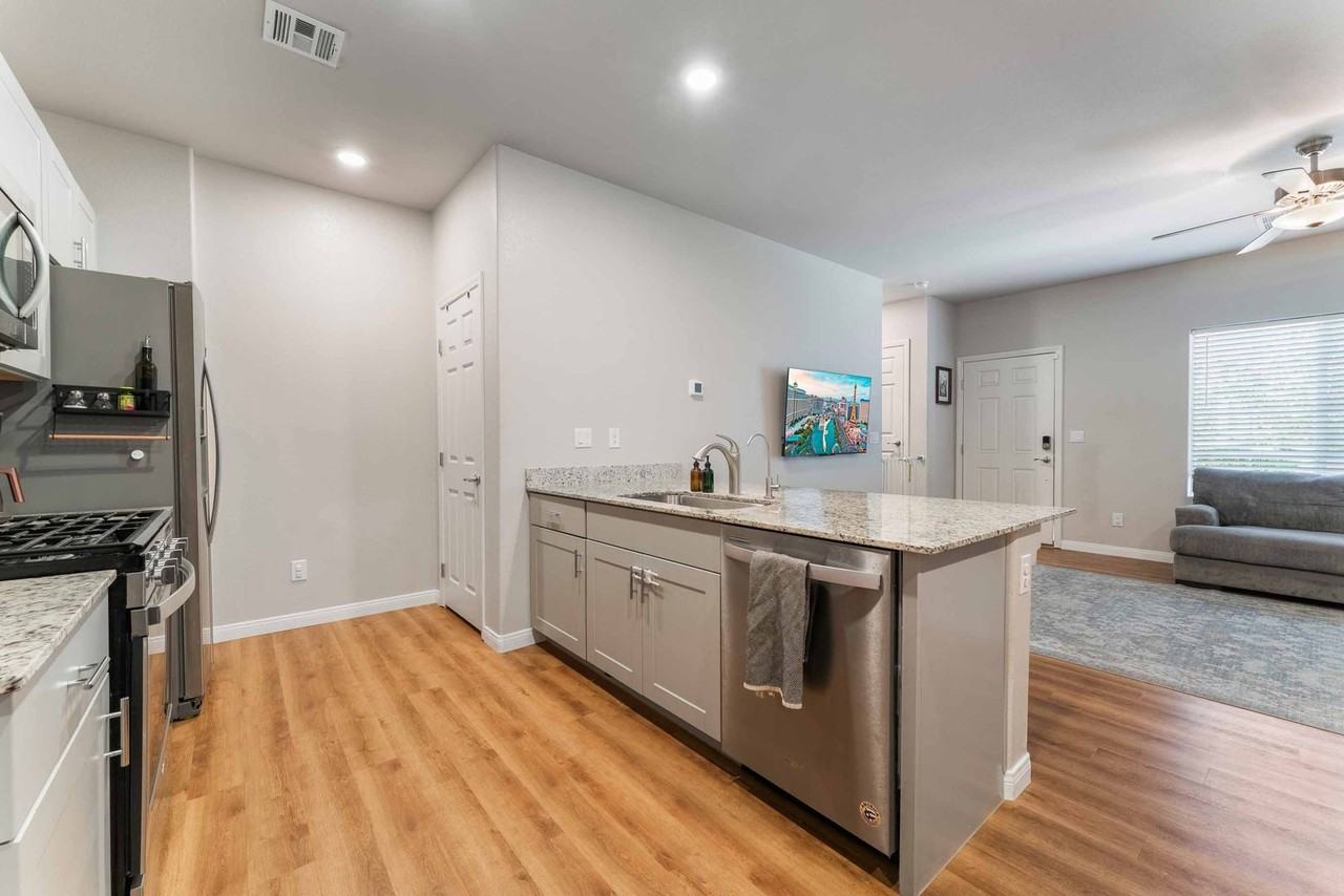 7451 Sunray Point St - Photo 7 of 19