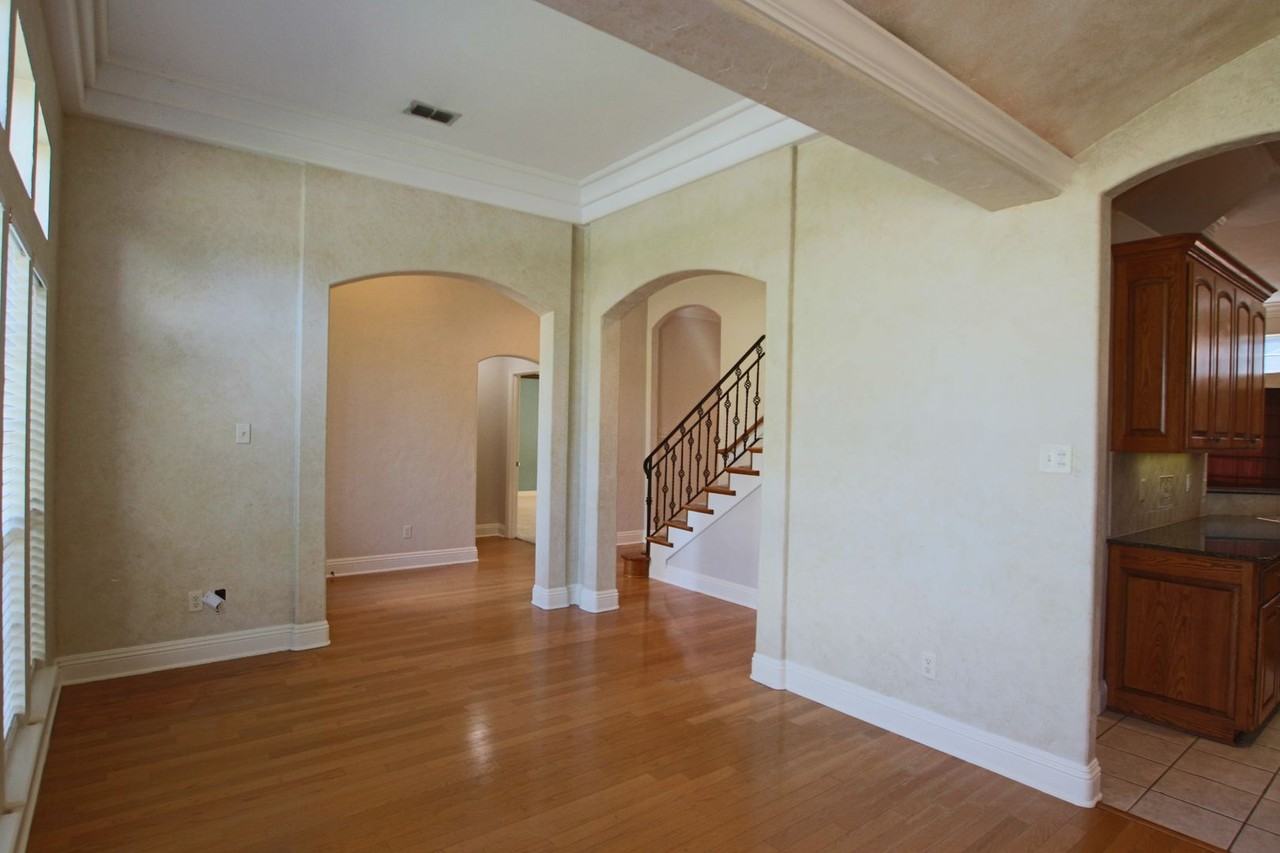1202 River Bend Dr - Photo 3 of 32