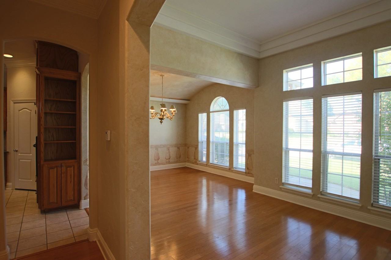 1202 River Bend Dr - Photo 4 of 32