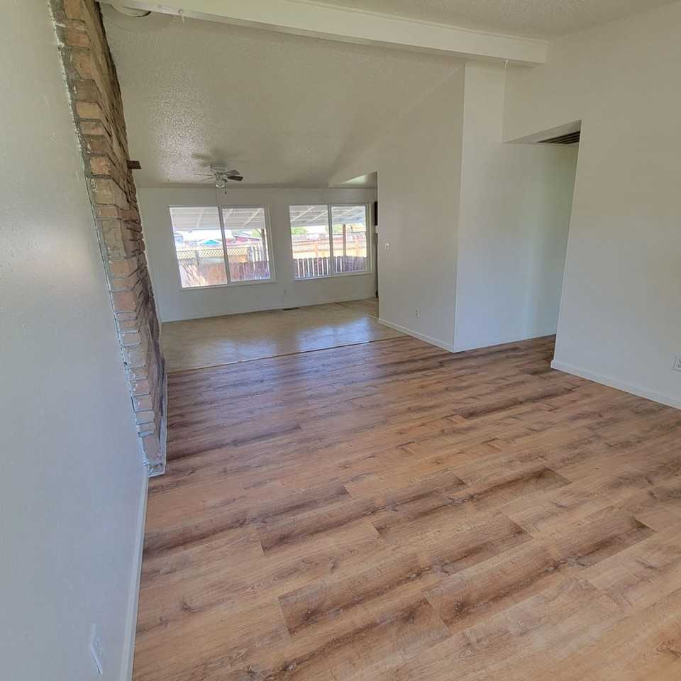 4240 Myrtlewood Dr - Photo 3 of 11
