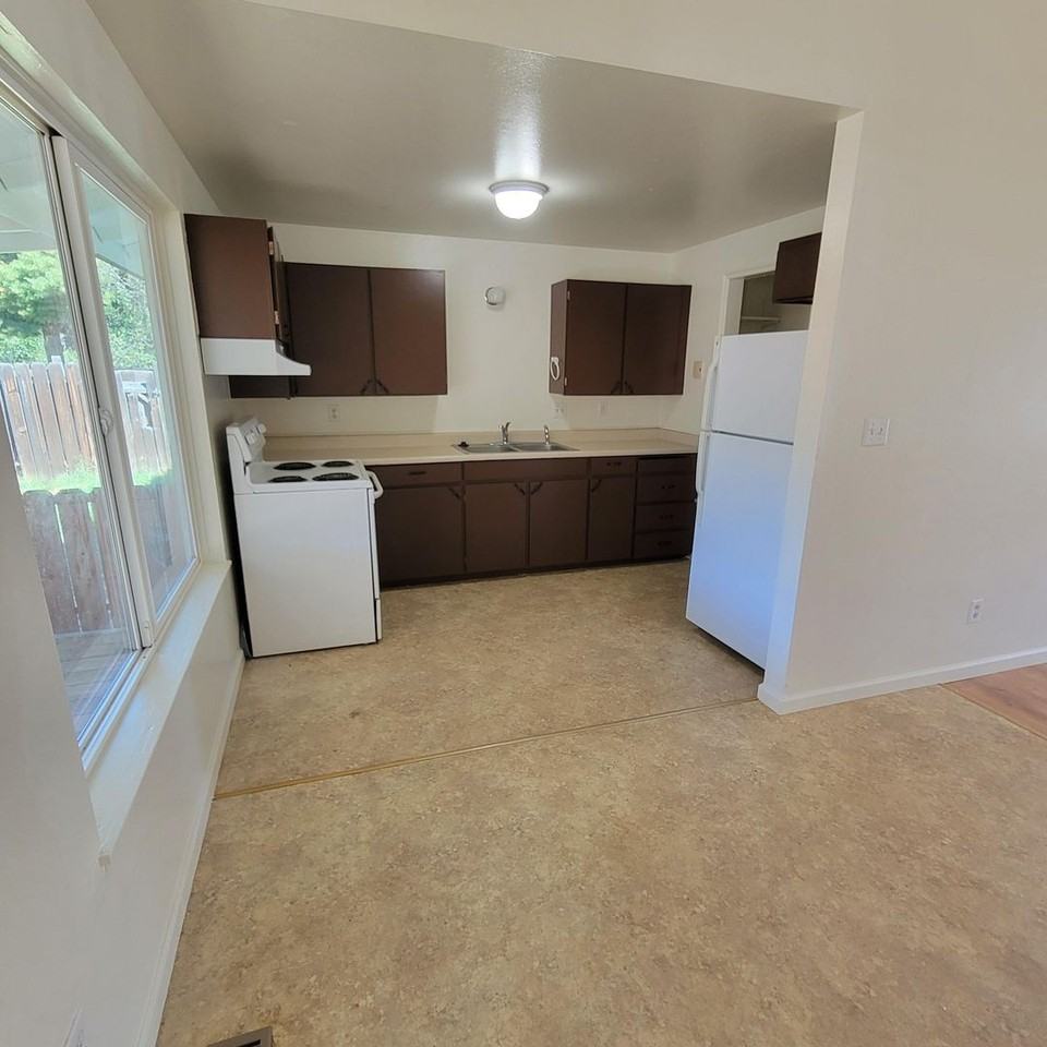 4240 Myrtlewood Dr - Photo 4 of 11