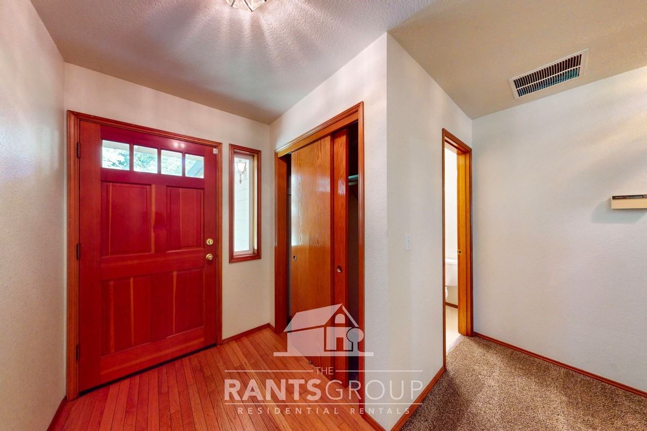 1613 Eastside St Se - Photo 4 of 26