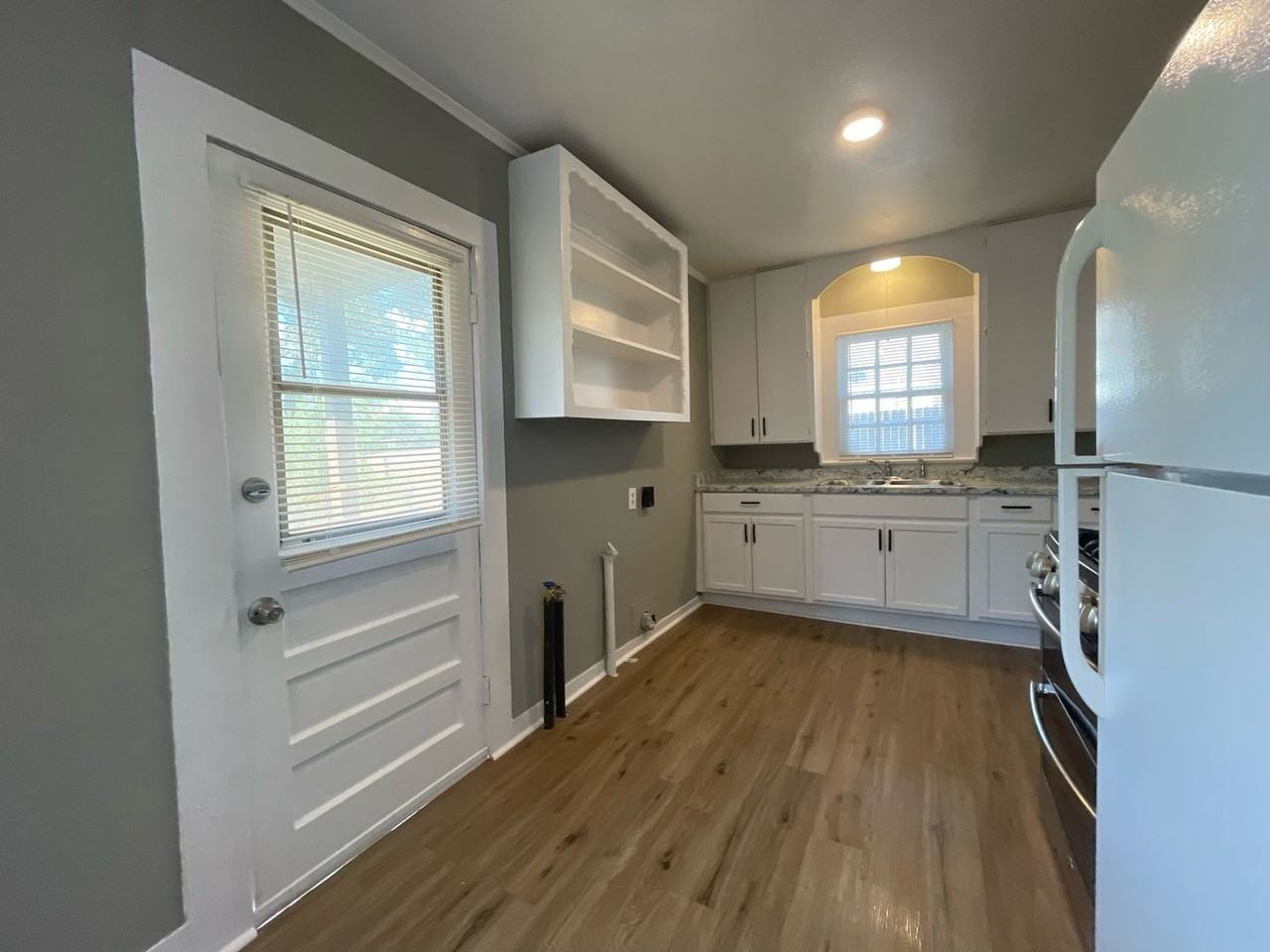 216 E Division St - Photo 5 of 18