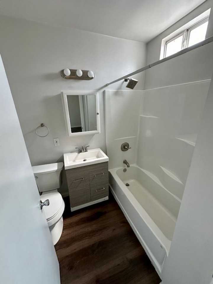 2612 1/2 S Harcourt Ave - Photo 3 of 9