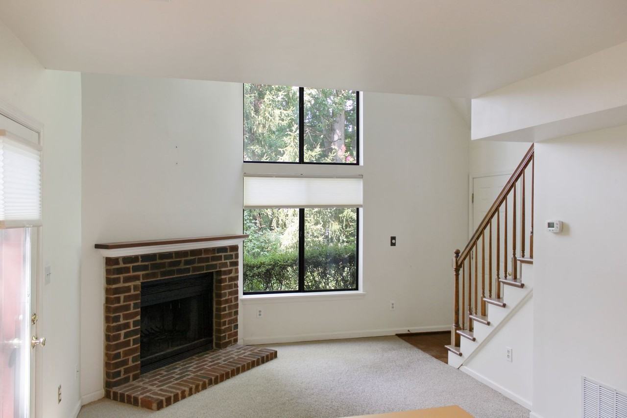 1304 Creekside Dr - Photo 2 of 20