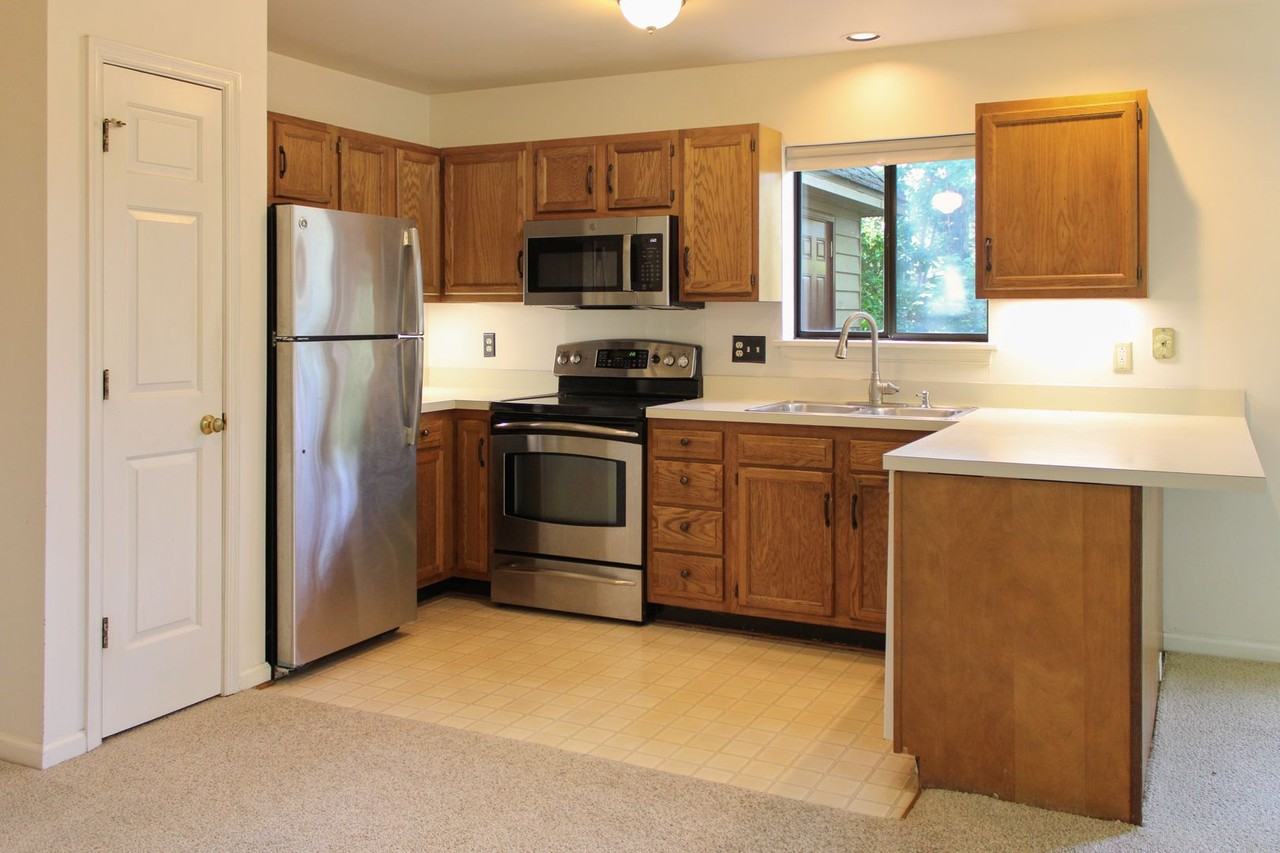 1304 Creekside Dr - Photo 3 of 20