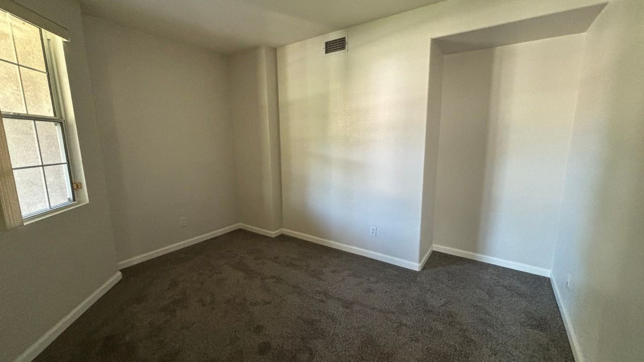 3049 Drake St - Photo 2 of 17