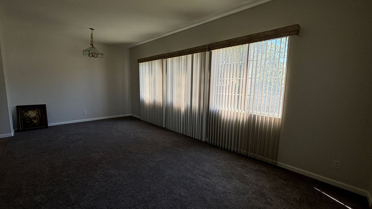 3049 Drake St - Photo 3 of 17