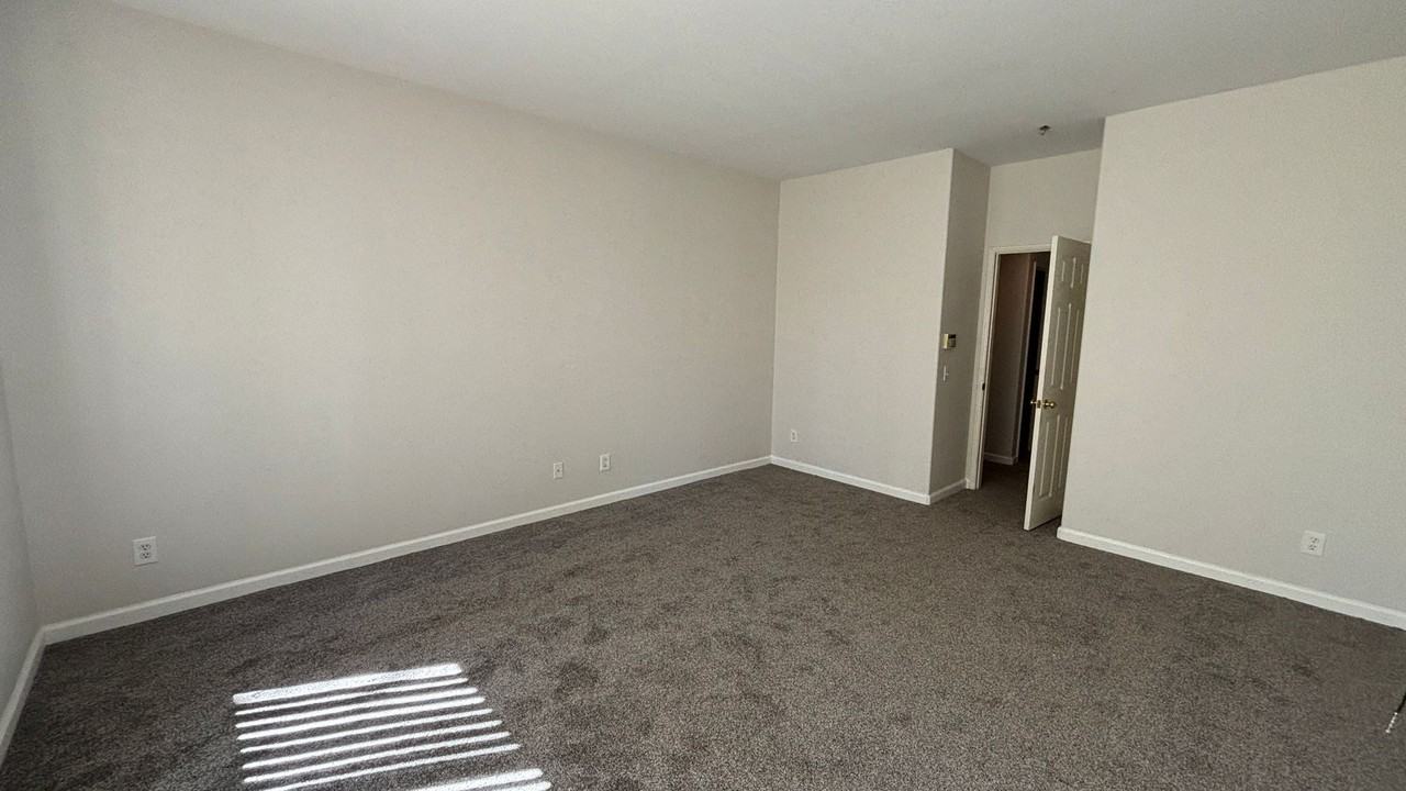 3049 Drake St - Photo 4 of 17