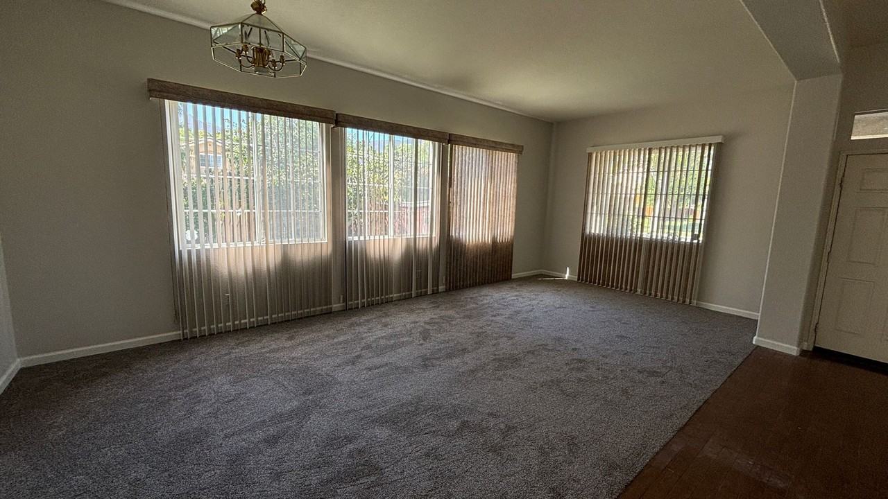 3049 Drake St - Photo 6 of 17