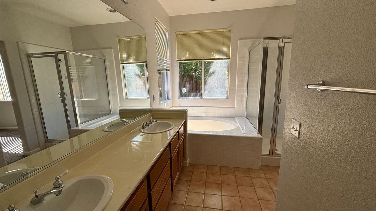 3049 Drake St - Photo 7 of 17