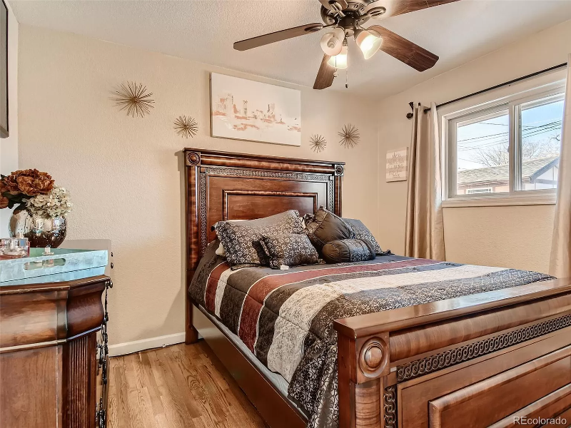 9147 Beechwood Dr - Photo 3 of 19