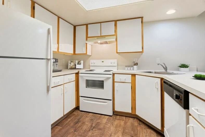 Brentwood Apartments - Photo 2 of 4