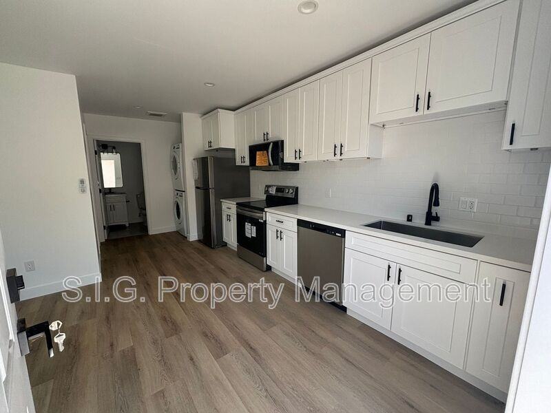 1233 Mott St - Photo 3 of 15