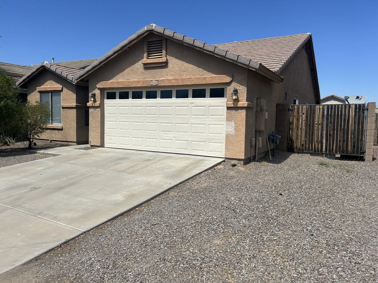 7028 S 46th Dr - Photo 3 of 41