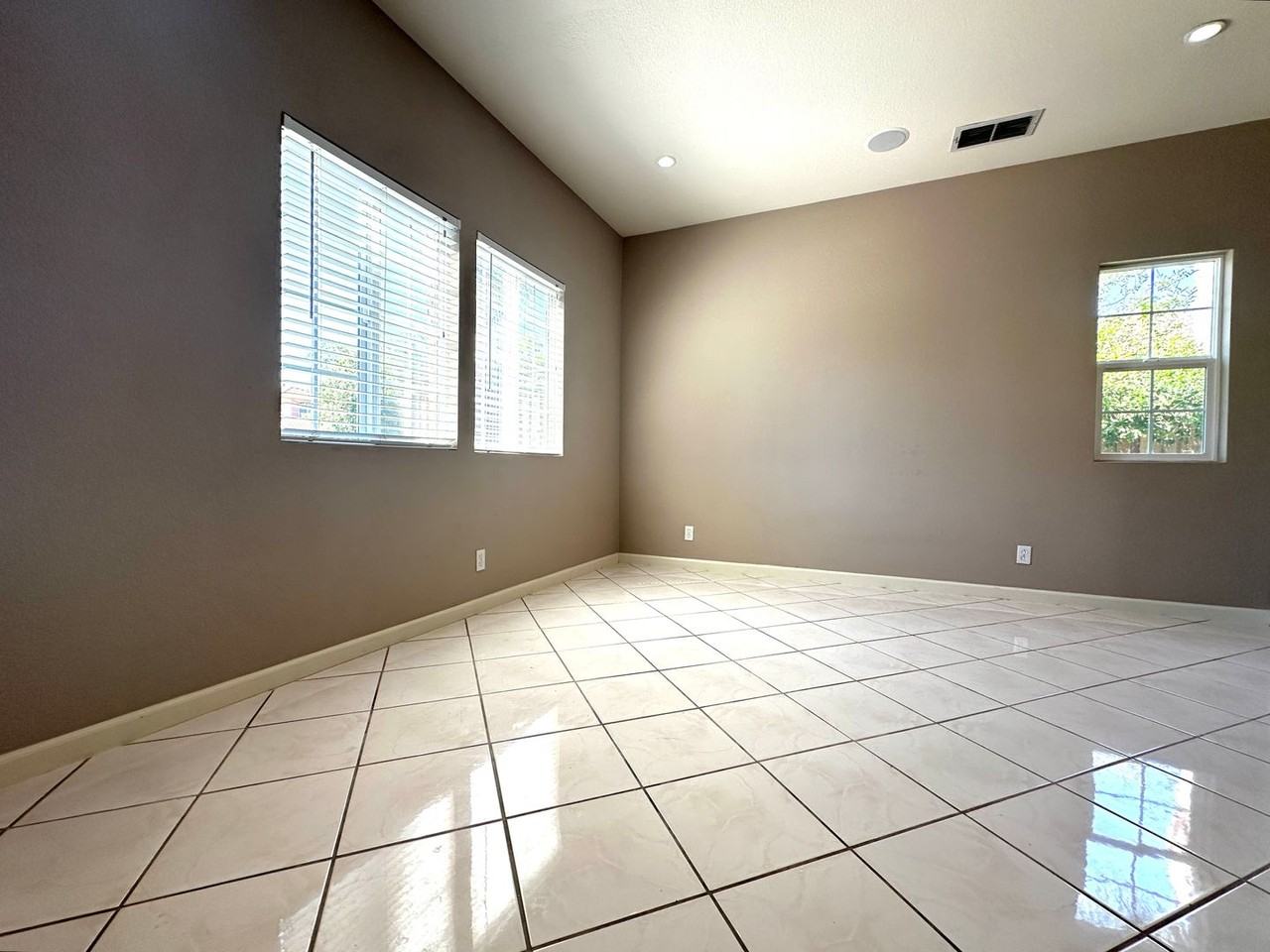 1525 Buena Vista St - Photo 2 of 38