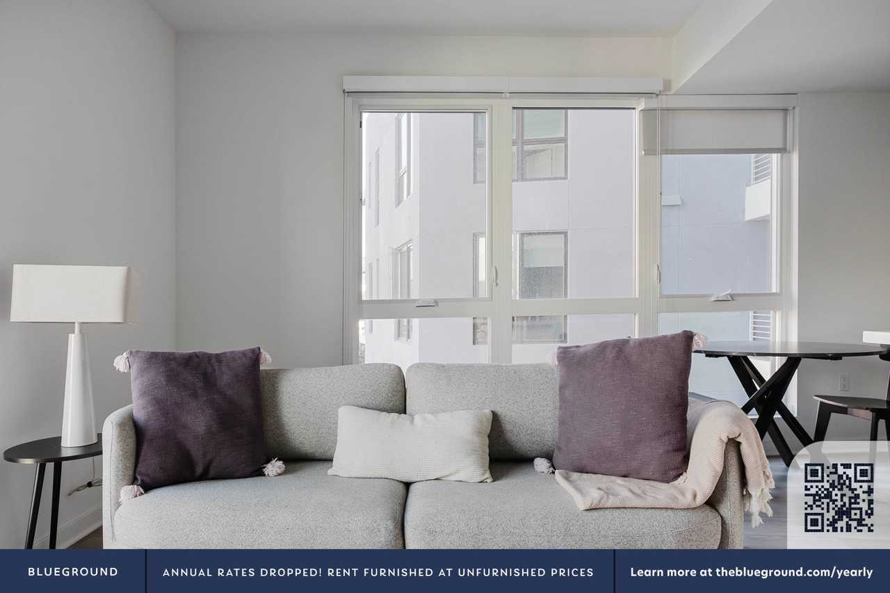 201 The Promenade North - Photo 3 of 39