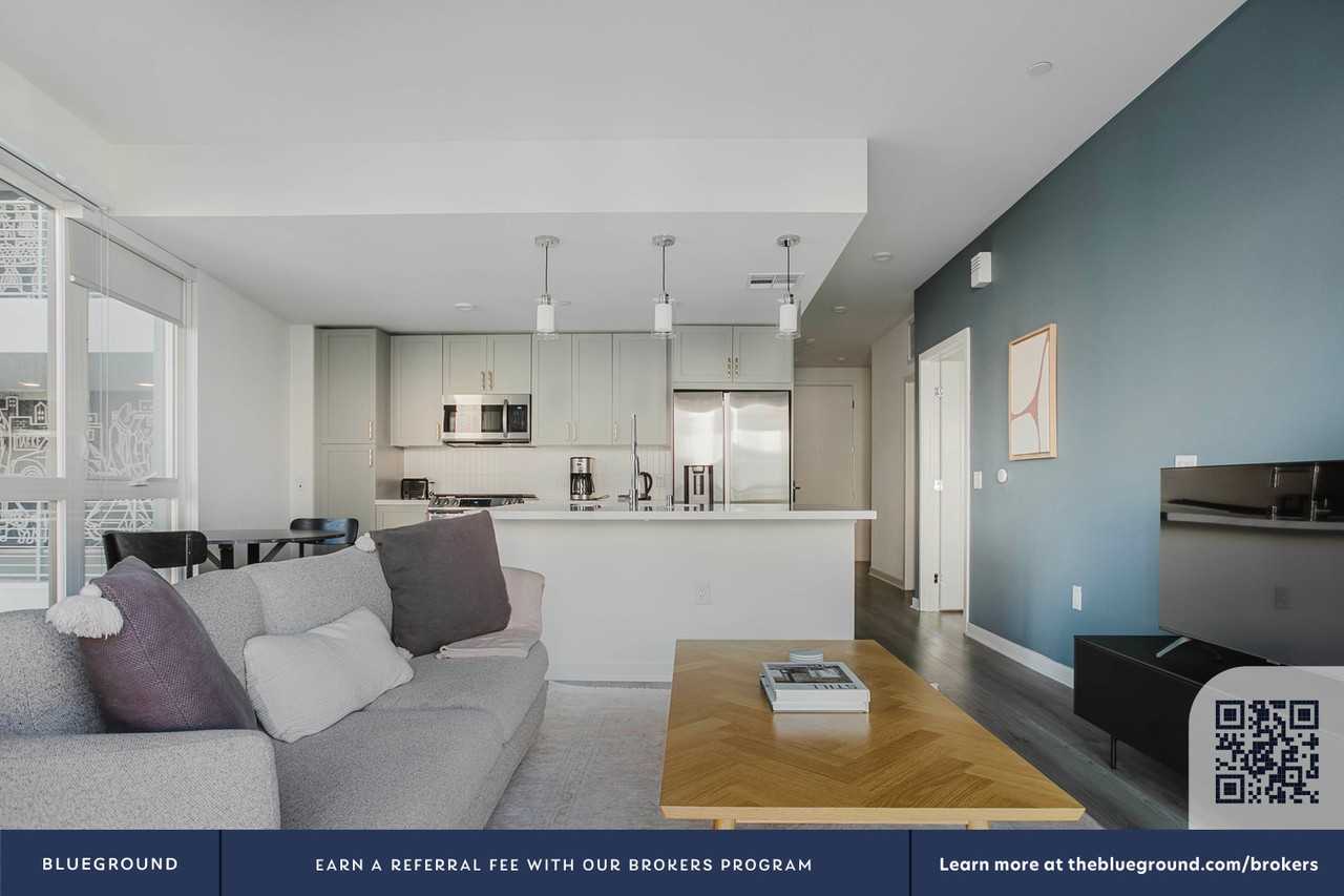 201 The Promenade North - Photo 4 of 39