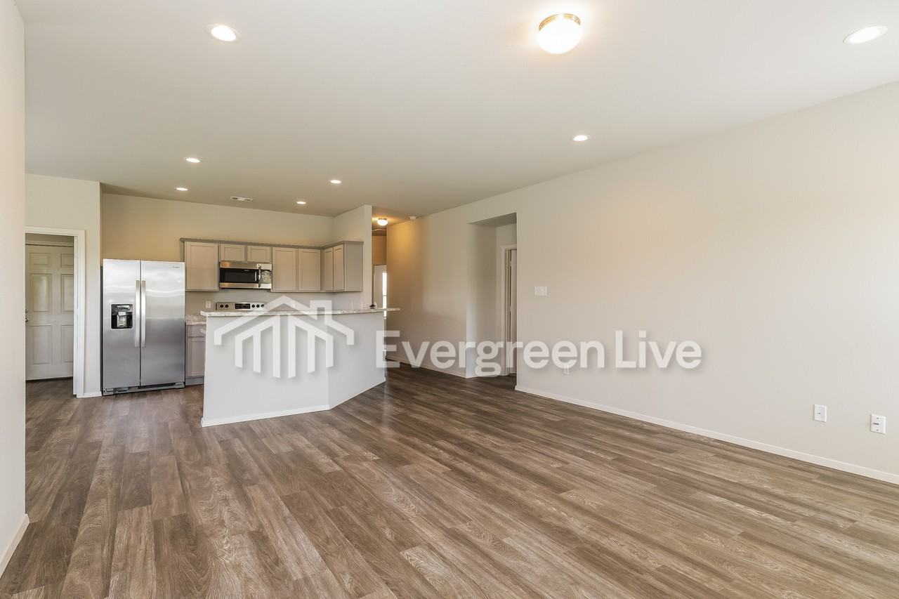 120 Ellis Dr - Photo 3 of 15