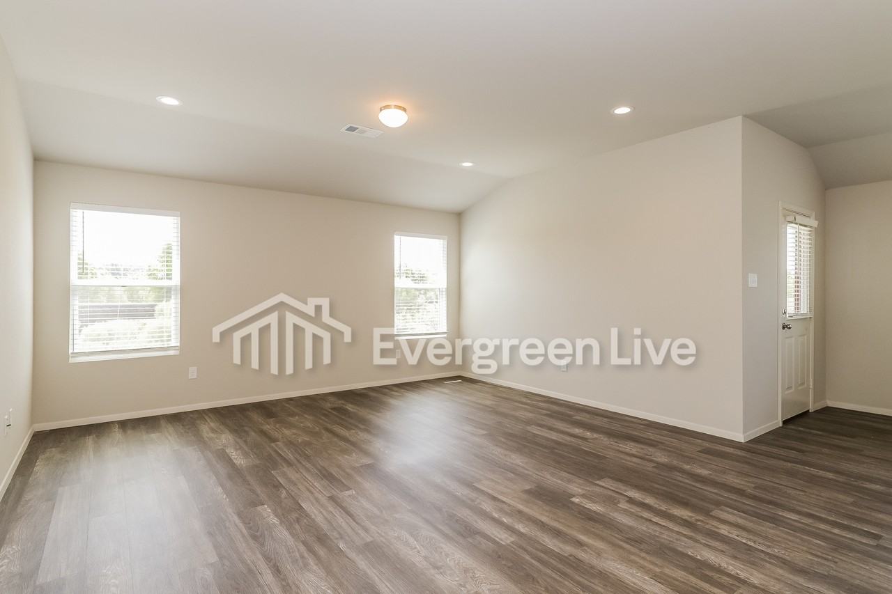 120 Ellis Dr - Photo 2 of 15