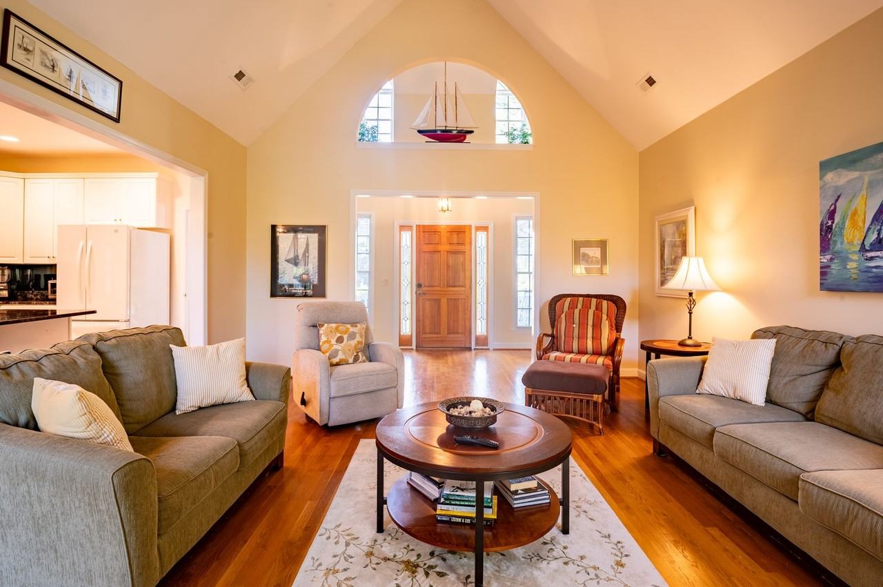 3326 St James Dr - Photo 4 of 41