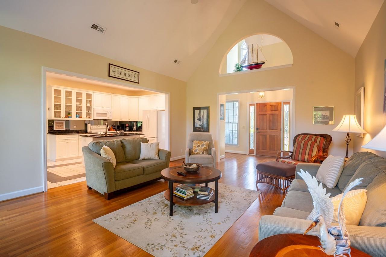 3326 St James Dr - Photo 5 of 41