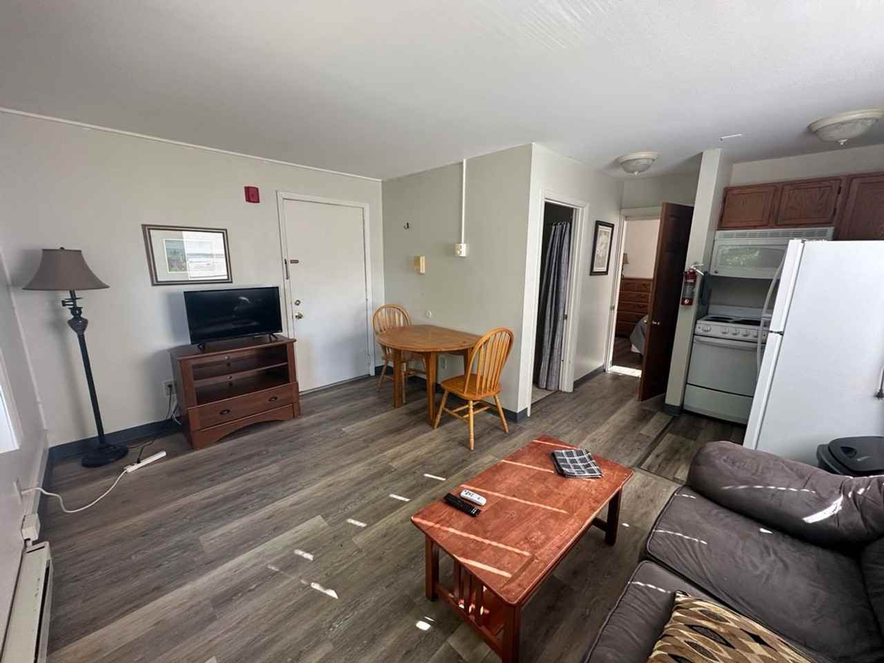 383 College Street - Photo 3 of 14