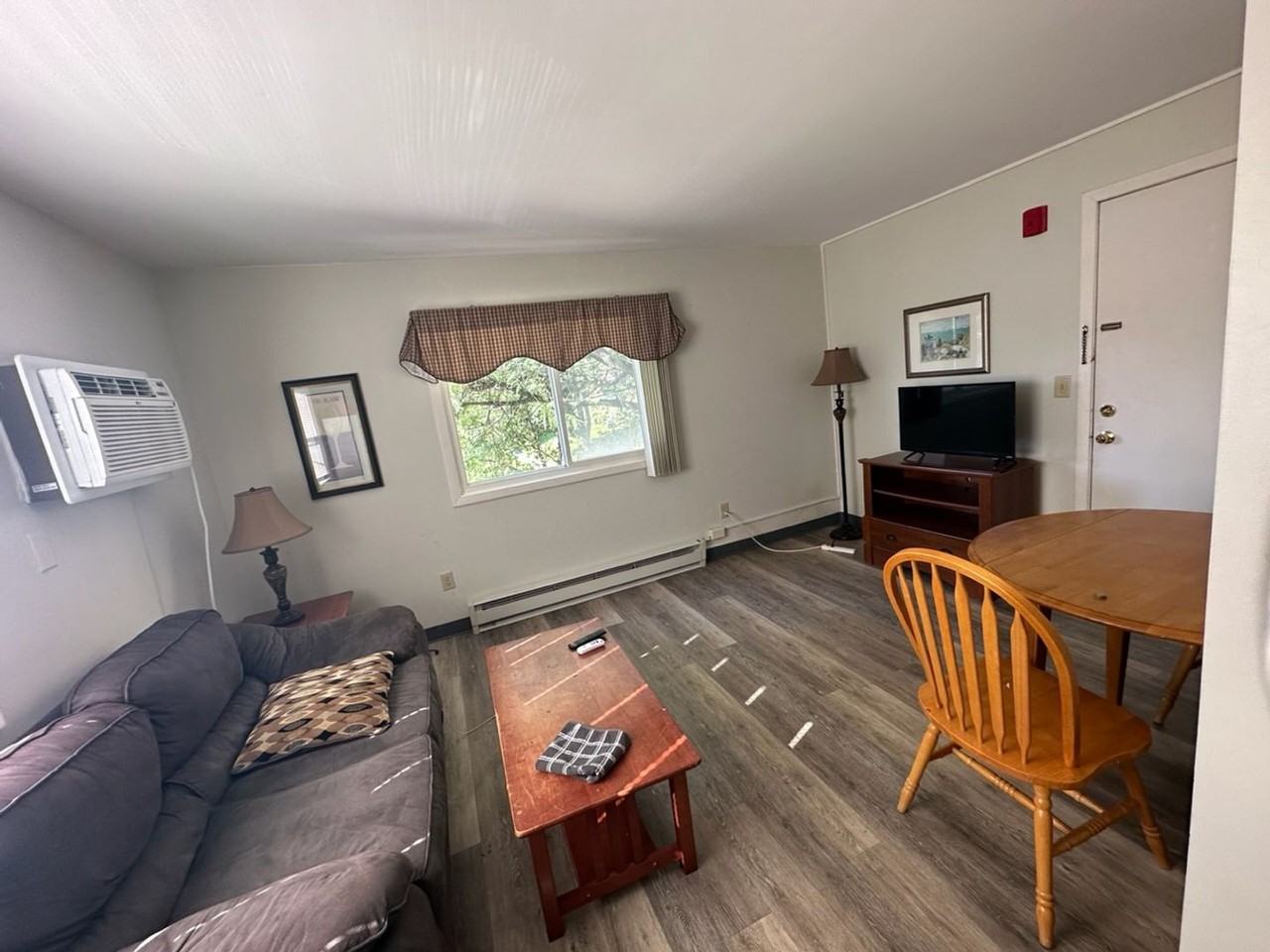 383 College Street - Photo 4 of 14