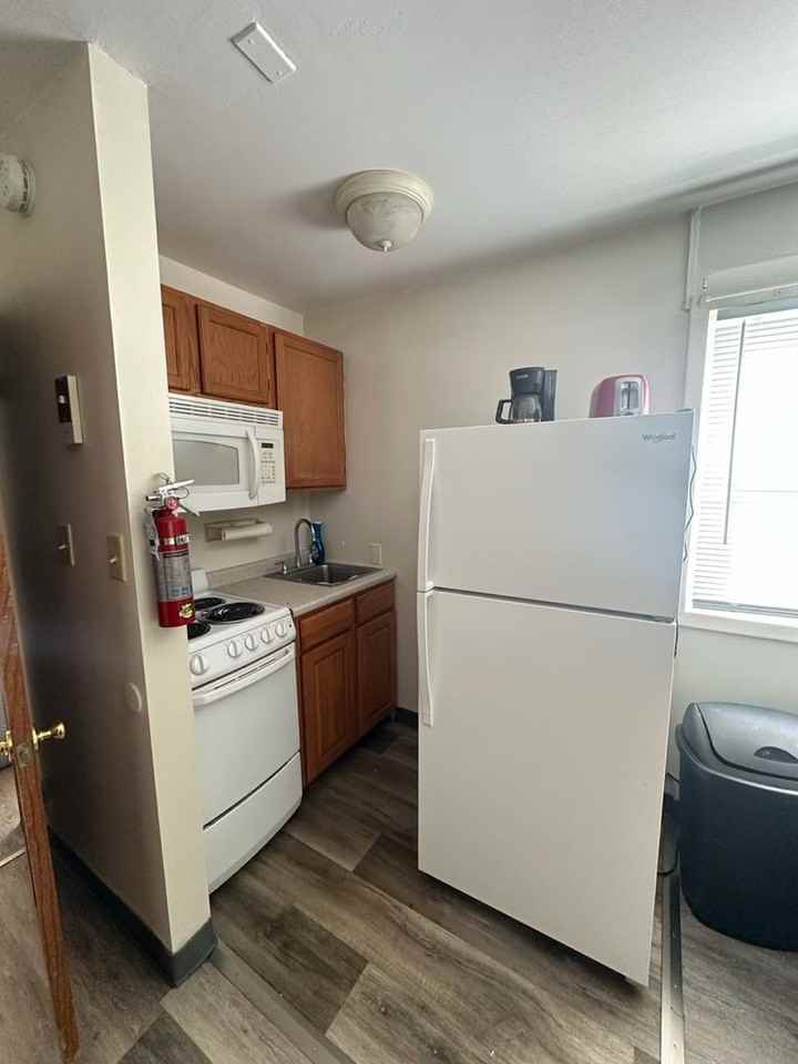 383 College Street - Photo 5 of 14