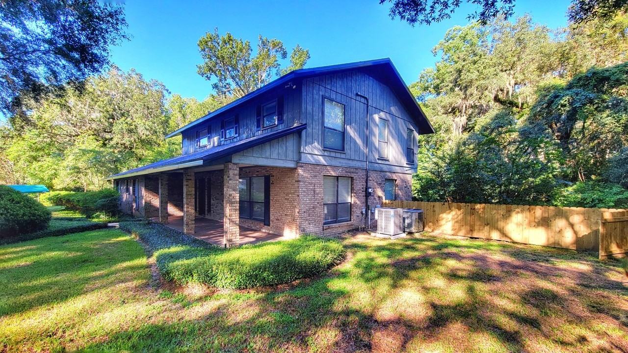 2630 Nw 27th Ter - Photo 4 of 37