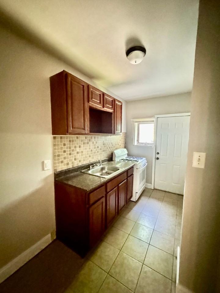 2537 S Shields St - Photo 2 of 12