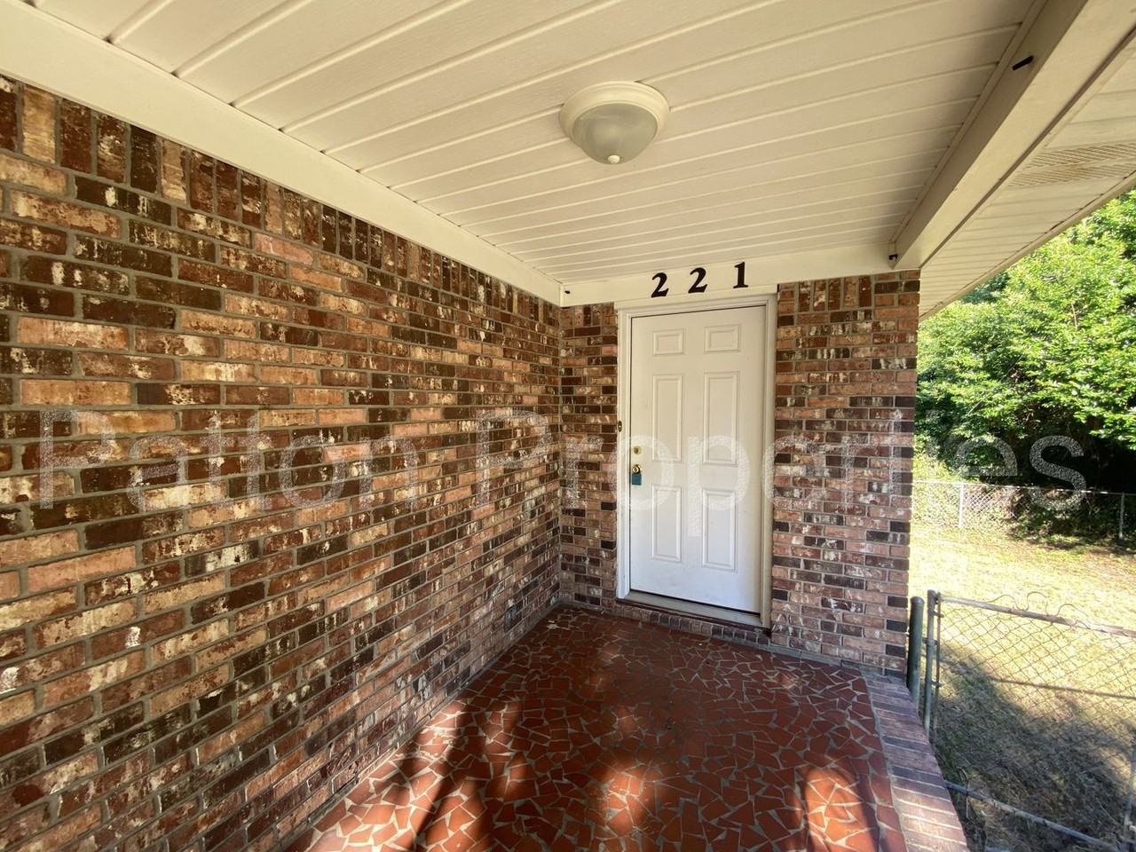 221 S Lucas St - Photo 3 of 14