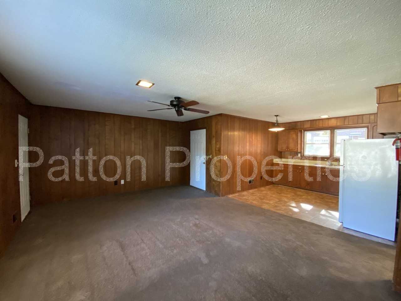 221 S Lucas St - Photo 4 of 14