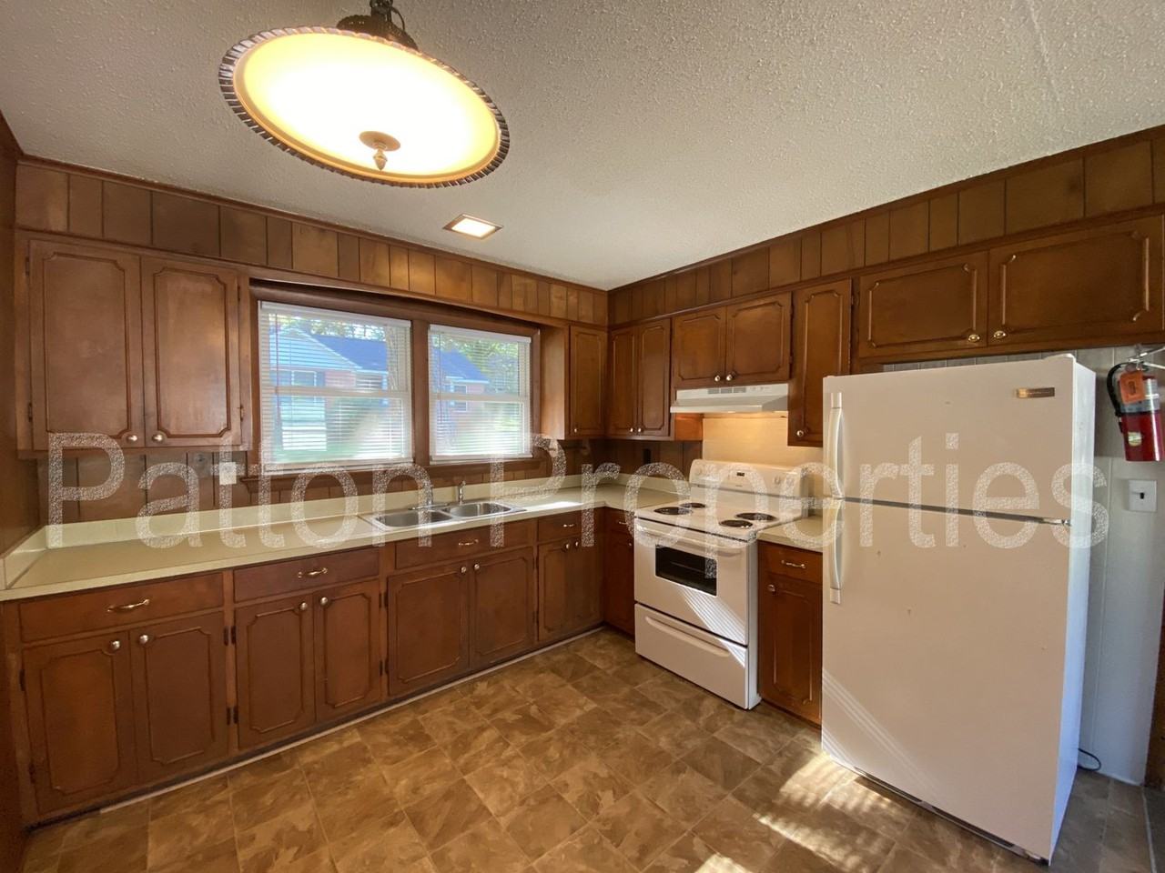 221 S Lucas St - Photo 6 of 14