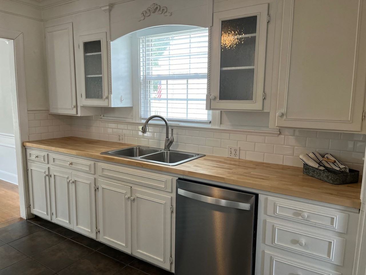 448 Elmwood St - Photo 4 of 14