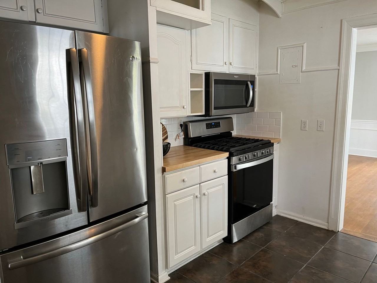 448 Elmwood St - Photo 5 of 14