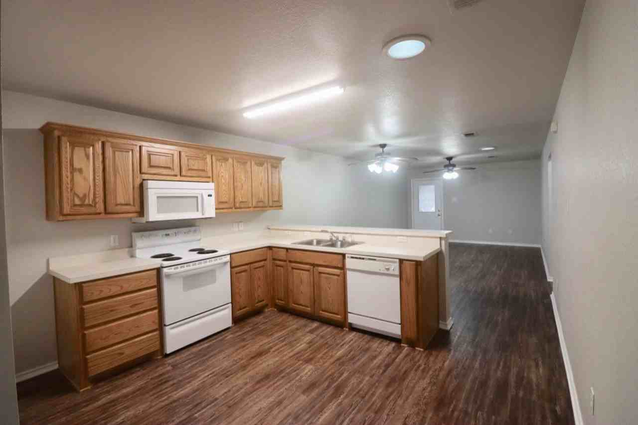 1124 W Spring St - Photo 4 of 13
