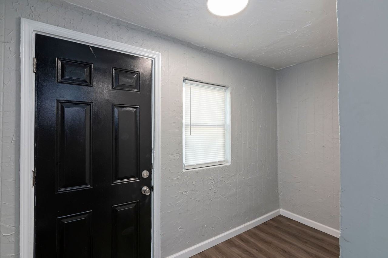 802 Phillips St - Photo 2 of 9