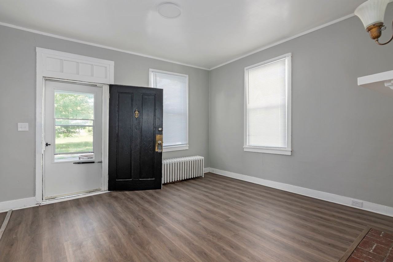 703 Travers St - Photo 3 of 10