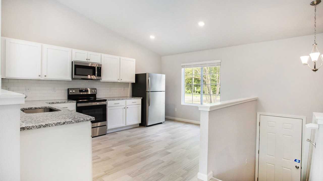 114 Mackenzie St - Photo 2 of 16