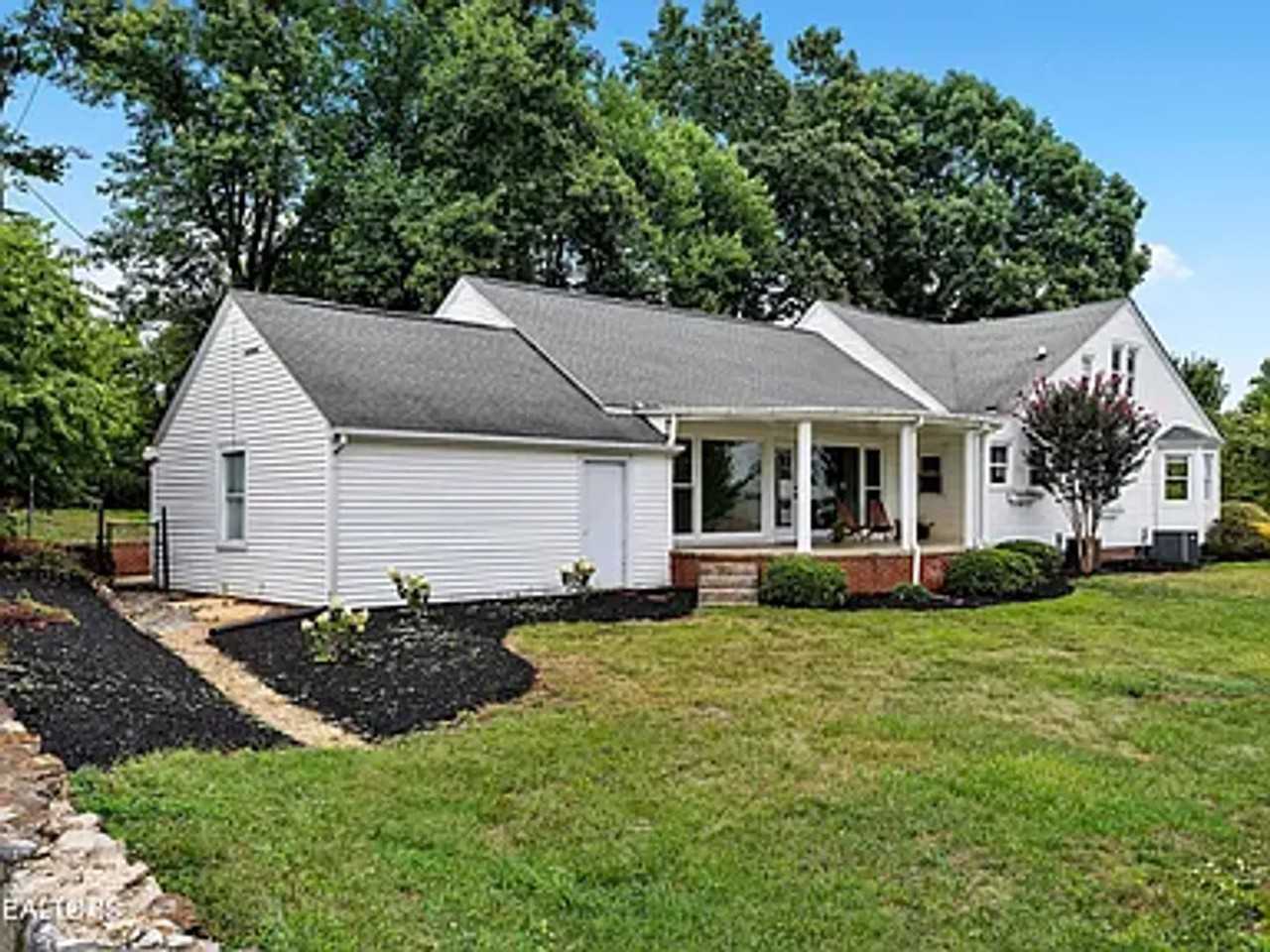 1211 Circle Dr - Photo 2 of 28