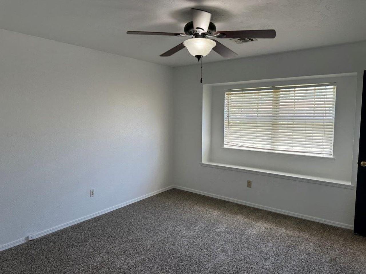 1421 Sw 84th St - Photo 3 of 20